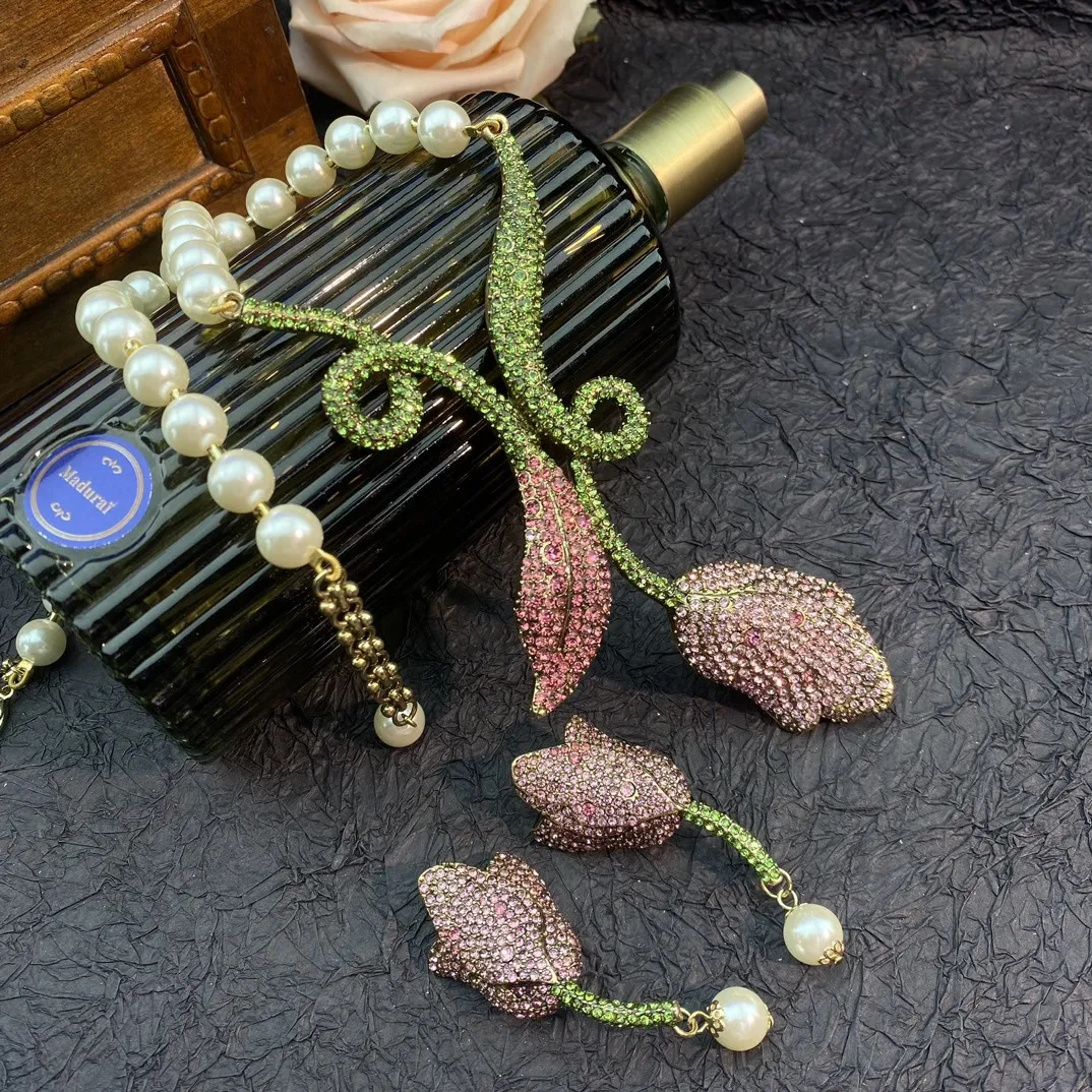 

Модное ожерелье со стразами и зажимом для ушей