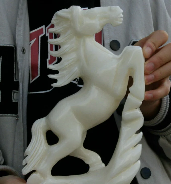 

Статуя бегущей лошади из белого нефрита