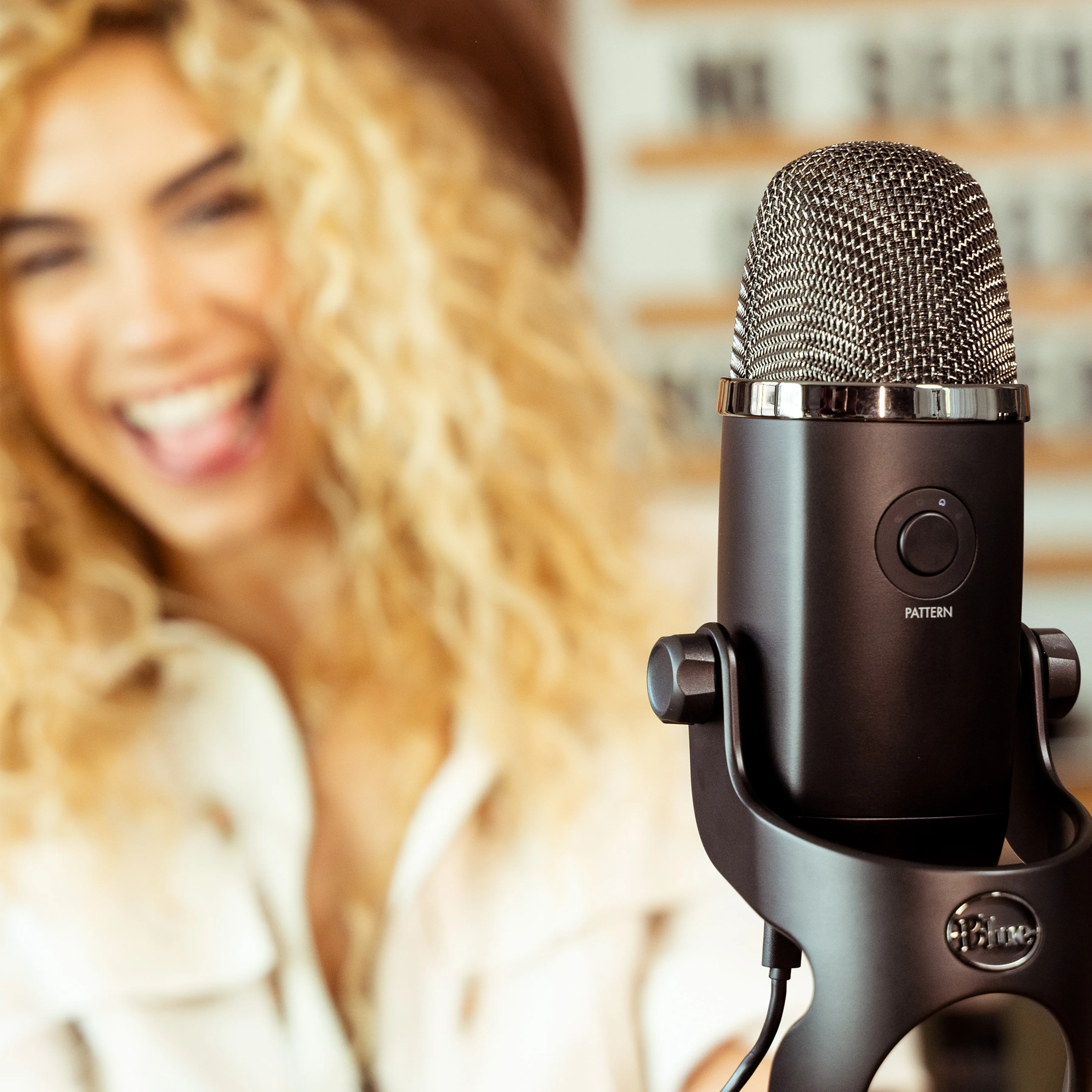 Конденсаторный микрофон Blue Yeti X для записи и трансляции в реальном времени с