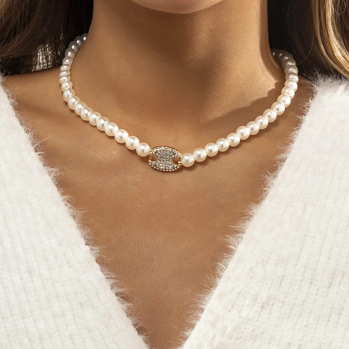 Ожерелье женское с жемчужными бусинами классическое Трендовое колье цепочкой