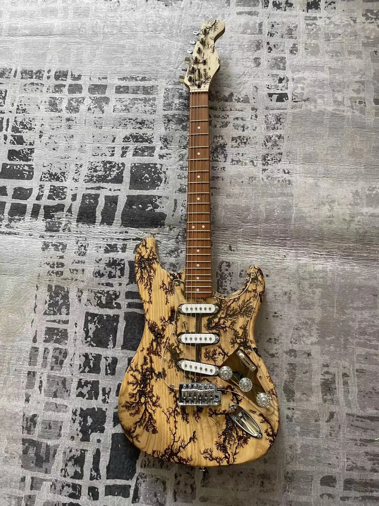 

Guitar pewter log Electric guitar hand carved, 6 string fingerboard, 3 pickup silver accessories Free Shipping