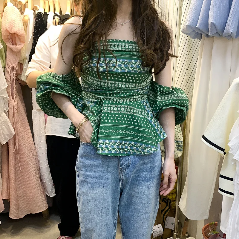 

Блузка женская с цветочным принтом, воротником-лодочкой и коротким рукавом