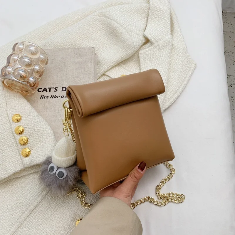 

Simple Design Solid Colour Chain Crossbody Bags For Women Folded Closure Female Shoulder Bag Plush Toy Keychain Ladies Purses