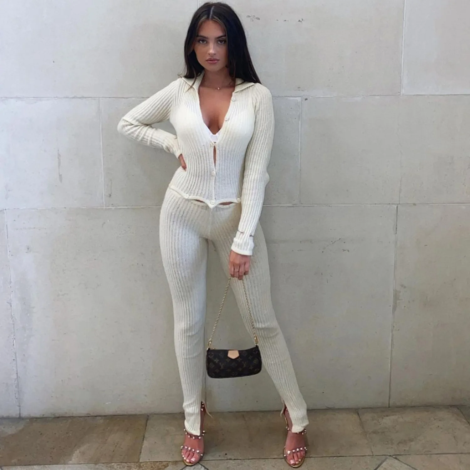 Женский трикотажный комбинезон на пуговицах белый Облегающий с длинным рукавом