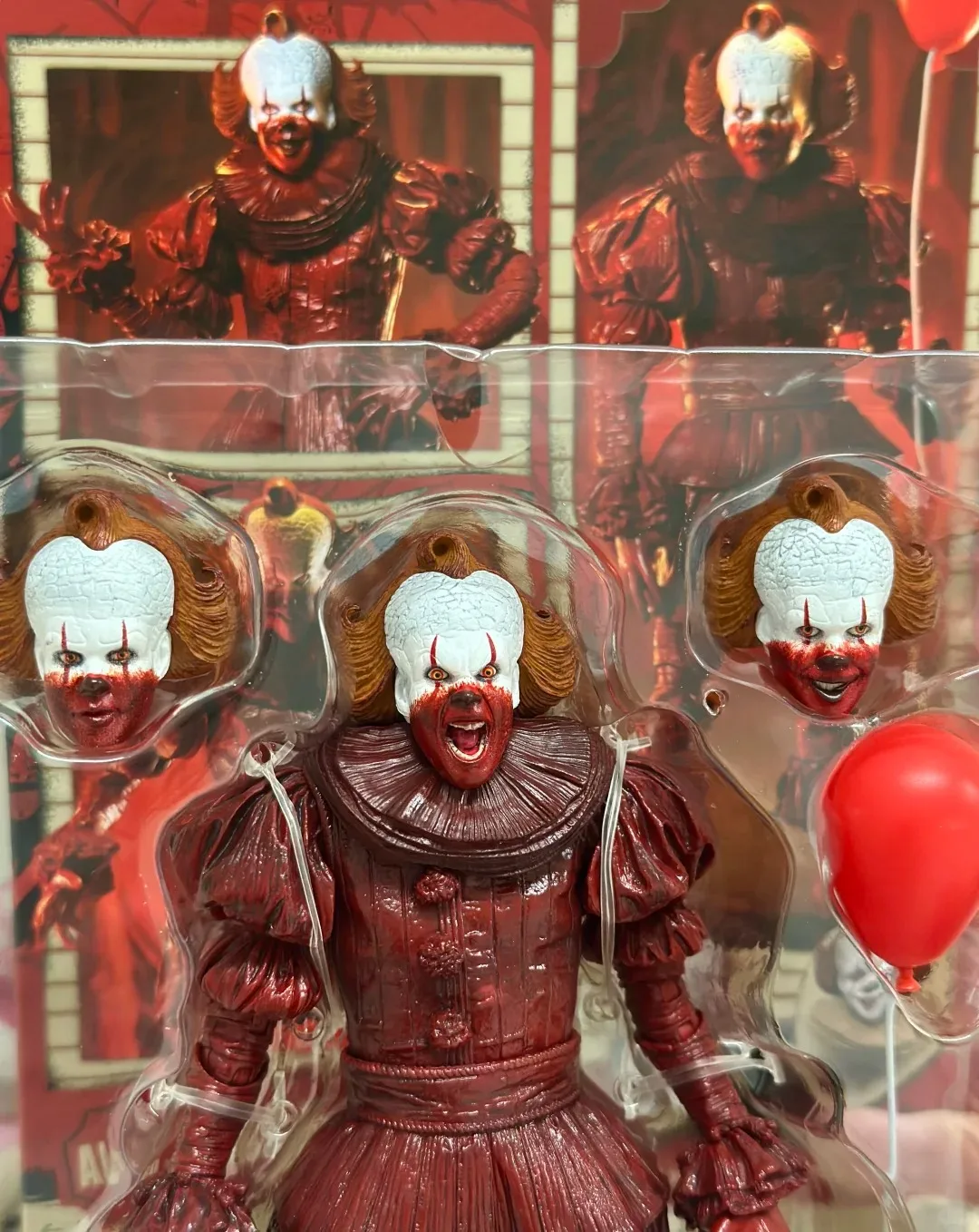 Фото Коллекционная фигурка Пеннивайза Neca в масштабе 1:12, кровавая версия, по мотивам фильма «Оно», для коллекционеров, в наличии. №3