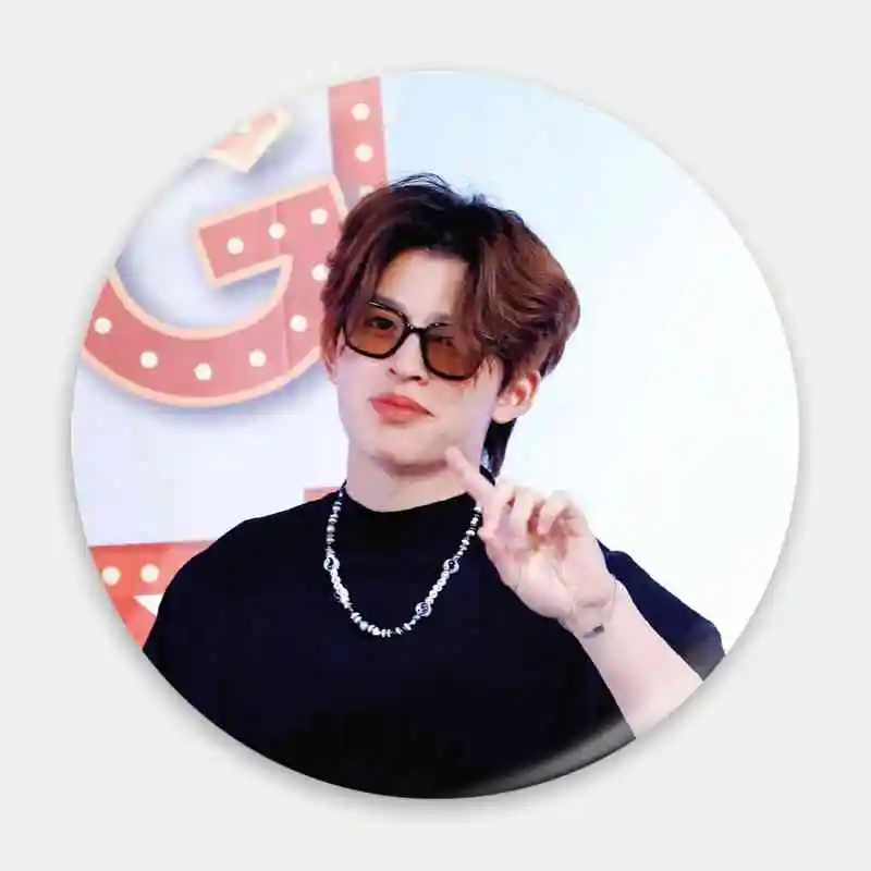 Двойная брошь-значок со звездами якорем периферийными элементами 58 мм