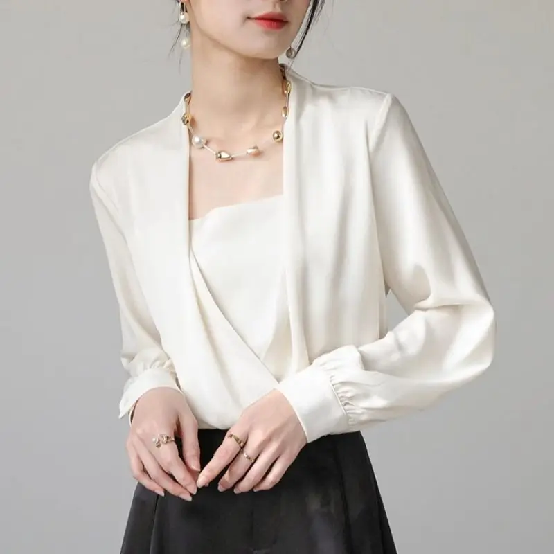 Женская атласная блузка с V-образным вырезом длинным рукавом и пуговицами