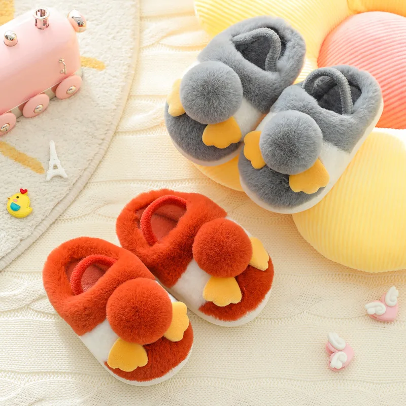 

Детские хлопковые тапочки на мягкой подошве, обувь с меховыми помпонами для девочек, Нескользящие зимние шлепанцы для мальчиков, милые Неск...