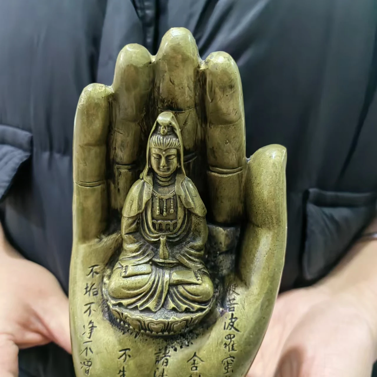 Тибет Медный буддизм Гуань Инь Сидящий в руке старый храм Кван-инь Будда Грязе