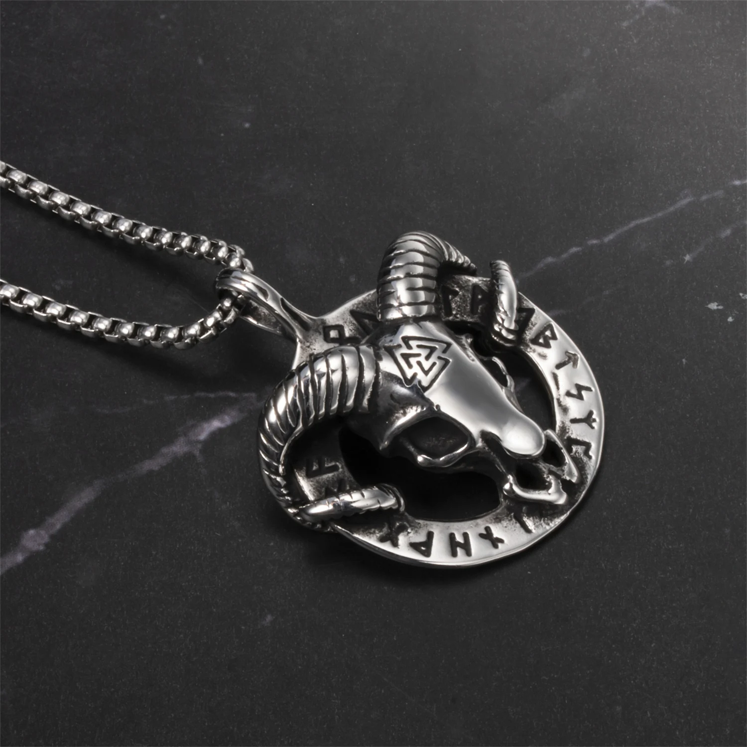 

Men Viking Goat Necklaces Norse Valknut Odin's Runes Amulet Helm of Awe Vegvisir Pendant Stainless Steel Chain Jewelry