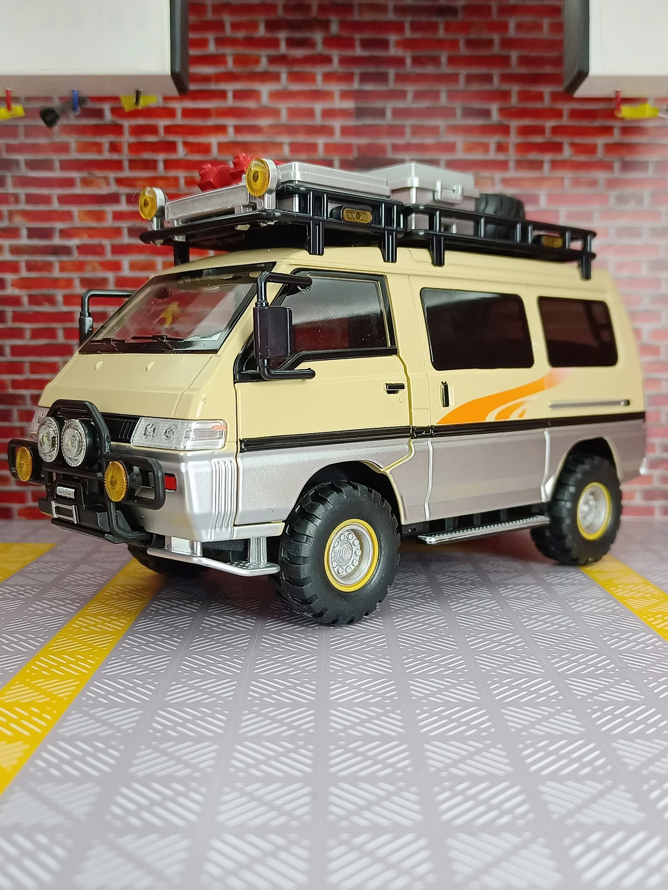 Фото Масштабная модель автомобиля Mitsubishi Delica 1:24 из сплава, для улицы, с открывающимися дверями, капотом и багажником. №1