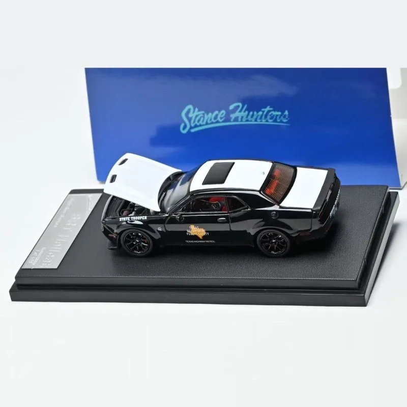 Фото Модель автомобиля Stance Hunters 1/64 Dodge Challenger Hellcat из сплава - Коллекционный предмет - Декор для взрослых - Подарок для мальчика №5