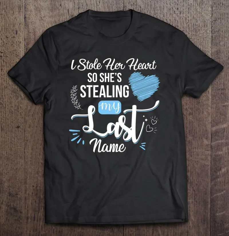 

Я украл ее сердце, так что она крадует мое фамилию, помолвка, футболка для мужчин, футболка большого размера, футболка, одежда, мужская блузка...