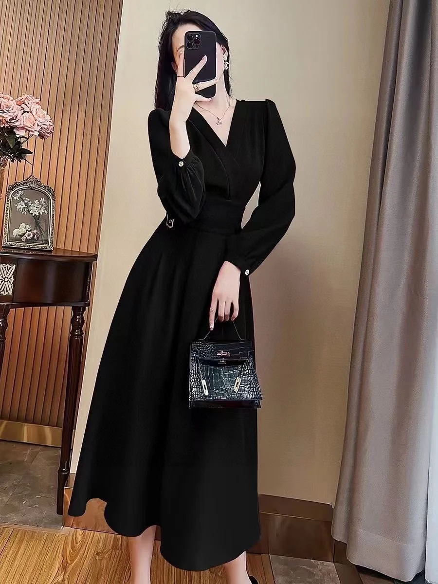 

Женское платье с V-образным вырезом и пышными рукавами