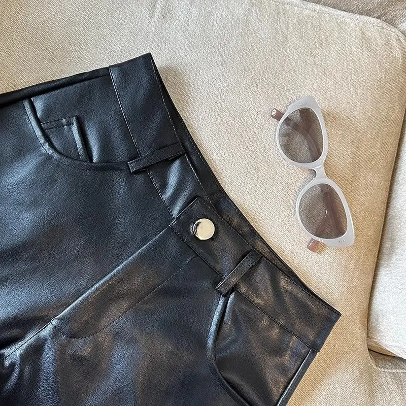 Американские черные шорты из искусственной кожи для женщин осенью и зимой.