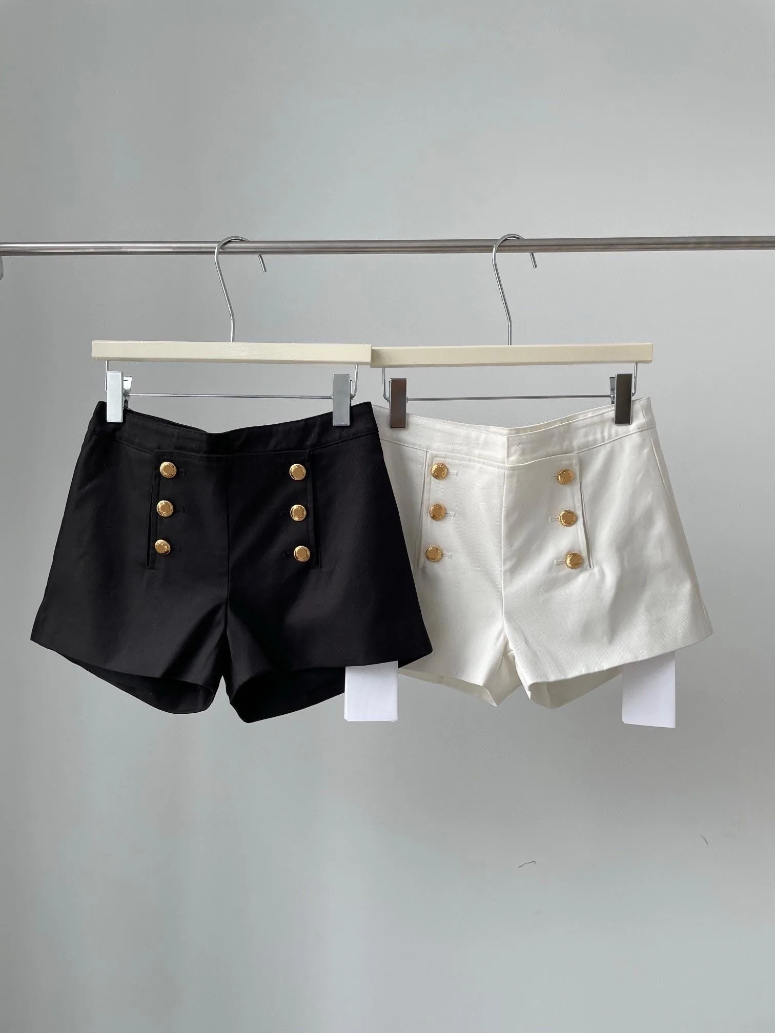 

Ce 23 Early Fall New Gold Carved Double-breasted High-waisted Casual Denim Shorts