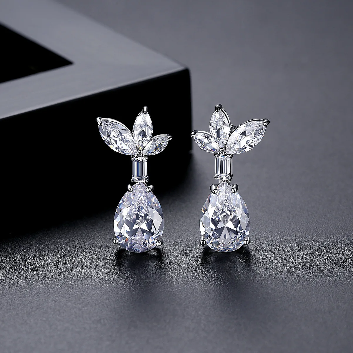 

Funmode Popular Clover Water Drop Shaped Earrings Fashion Personality Temperament Korean Version Spell Stone Zircon Female FE399