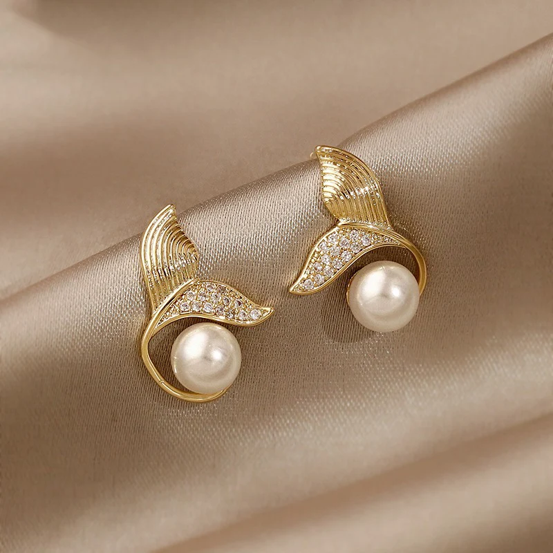 

2022 Trend Luxury Fish Tail Pearl Women Earrings Korean Girls Fashion Stud Earring Party Charm Woman Jewelry Unusual Accessories