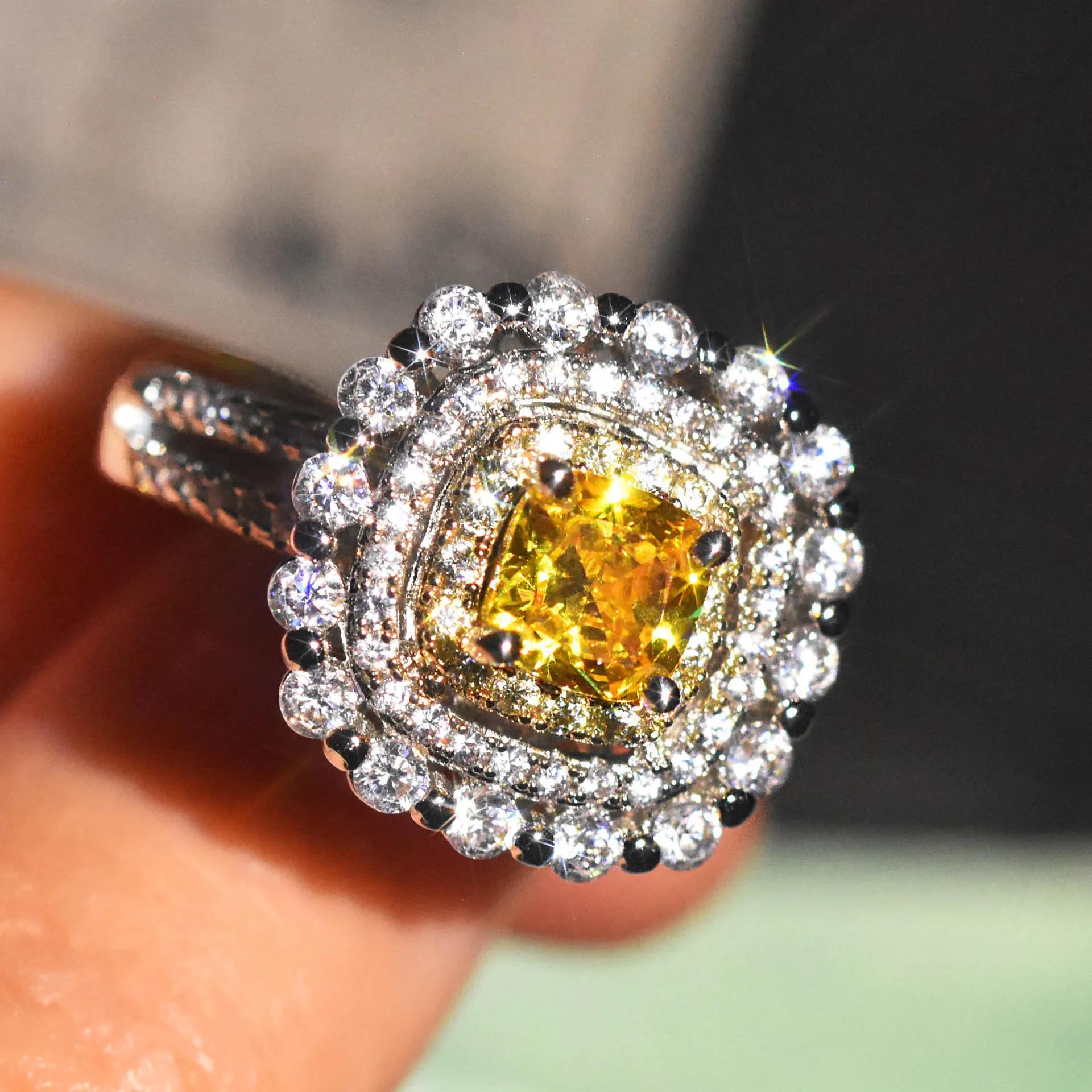 

Exquisite Women Vintage Party Rings with Bright Yellow Sqaure-shaped Crystal Retro Style Female Wedding Accessories Jewelry
