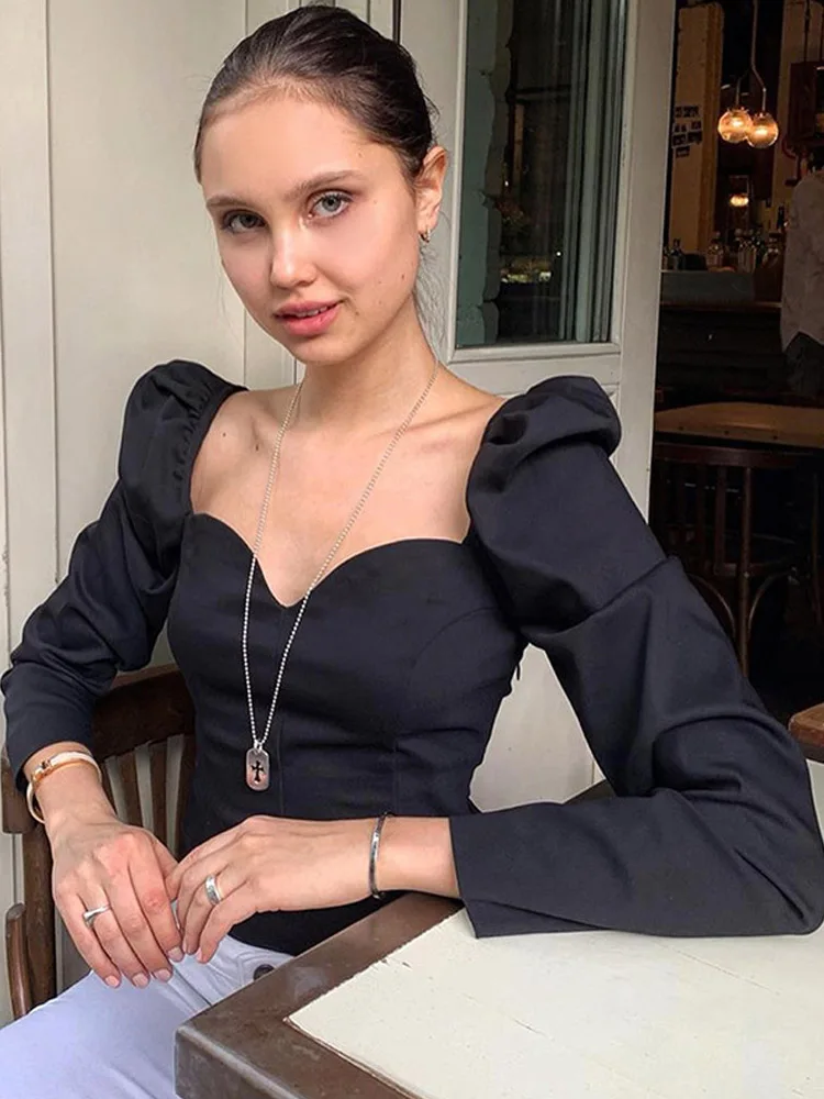 Женская блузка с пышными рукавами однотонная приталенная квадратным вырезом и