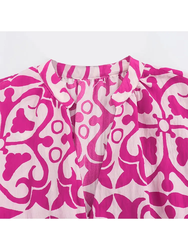 Женское мини-платье с V-образным вырезом и поясом