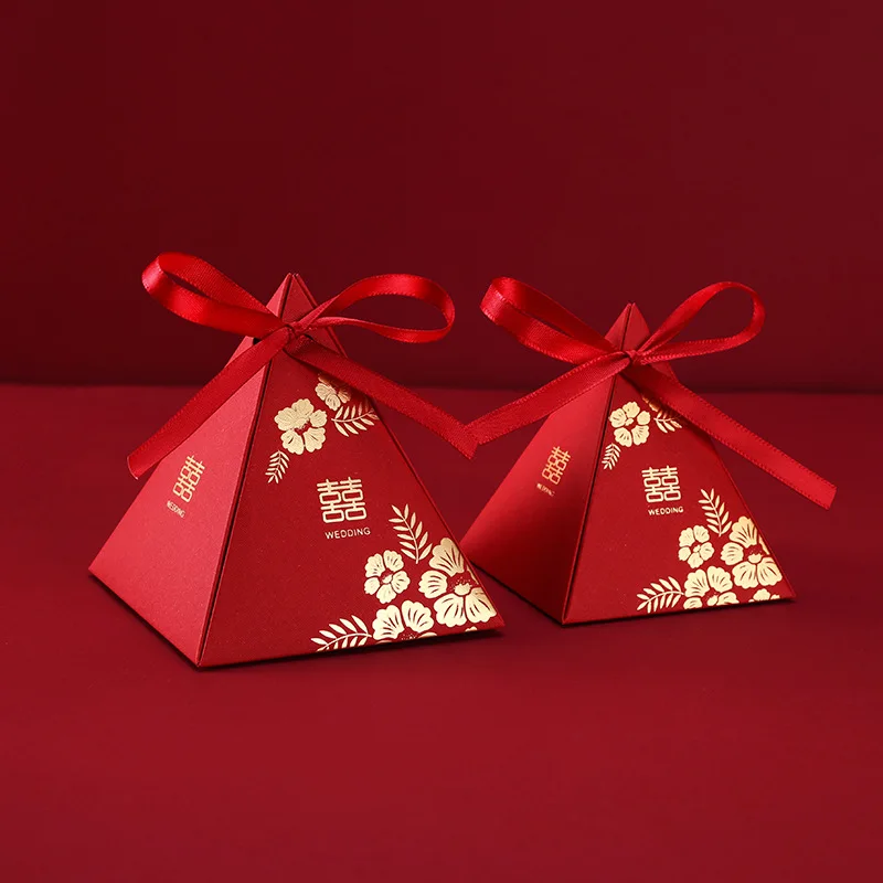 

Red Wedding Favor Boxes 100 Pcs Chocolate Dragees Triangle Bronzing Flower Chinese Wedding Candy Box Gift Box for Guests Sweets