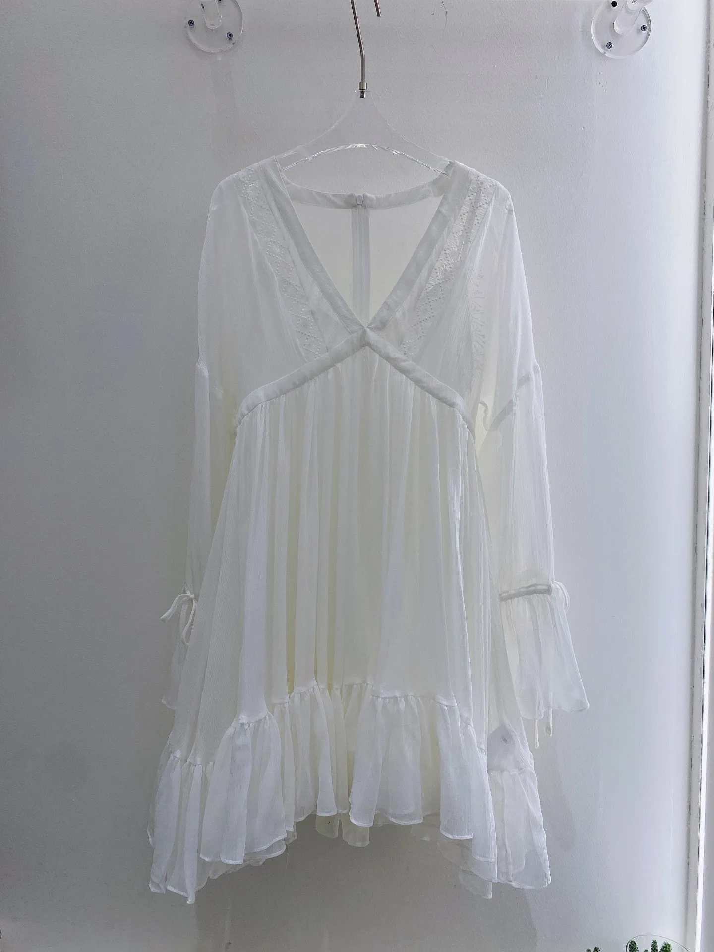 

2022 summer new women's water-soluble embroidered pleated skirt lace up flare sleeve dress