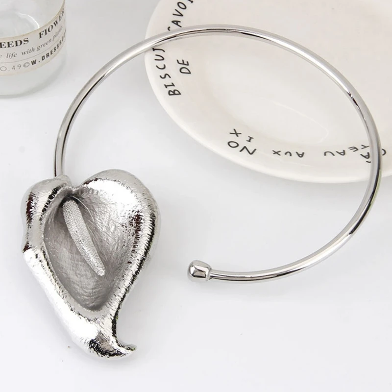 Плиссированное металлическое ожерелье с цветком