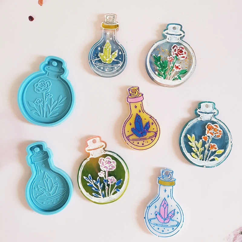 

Блестящий глянцевый брелок в виде цветочной бутылки