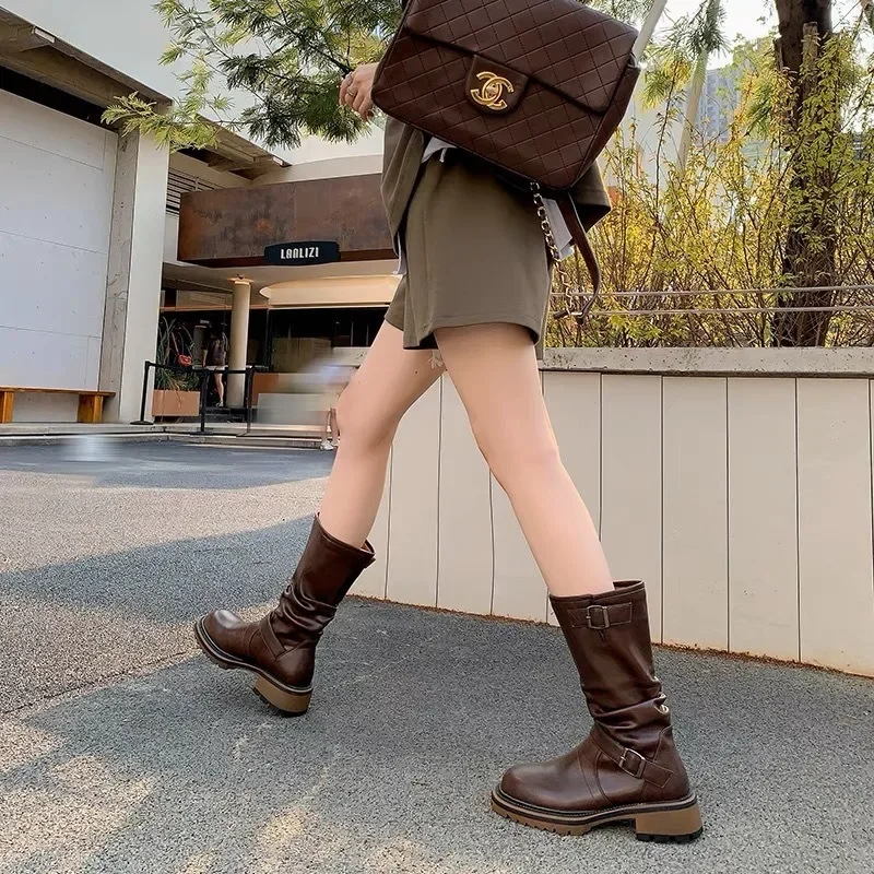 

Женские сапоги до середины икры, теплые готические сапоги до колена на толстом высоком каблуке, мотоциклетные удобные Прогулочные сапоги с пряжкой, Осень-зима 2023