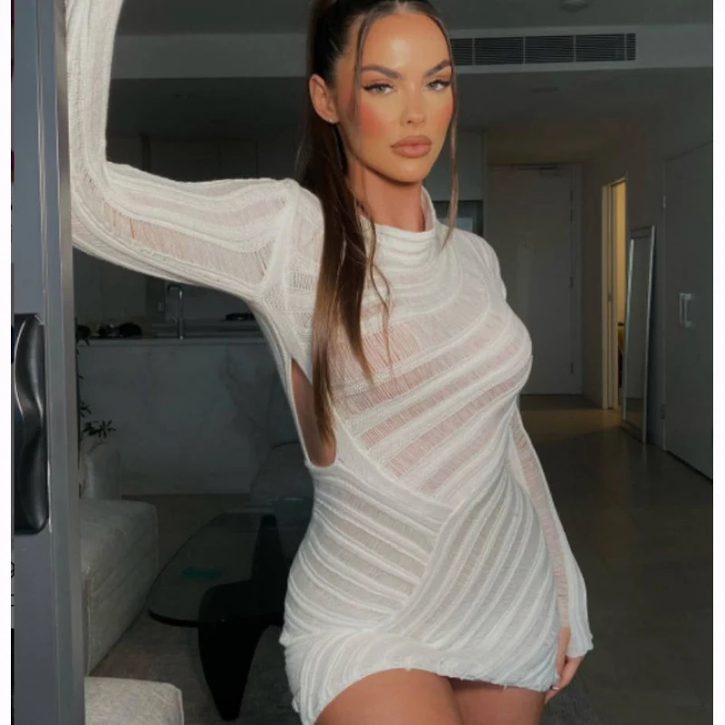 

Женское пляжное платье с длинным рукавом и вырезом на груди