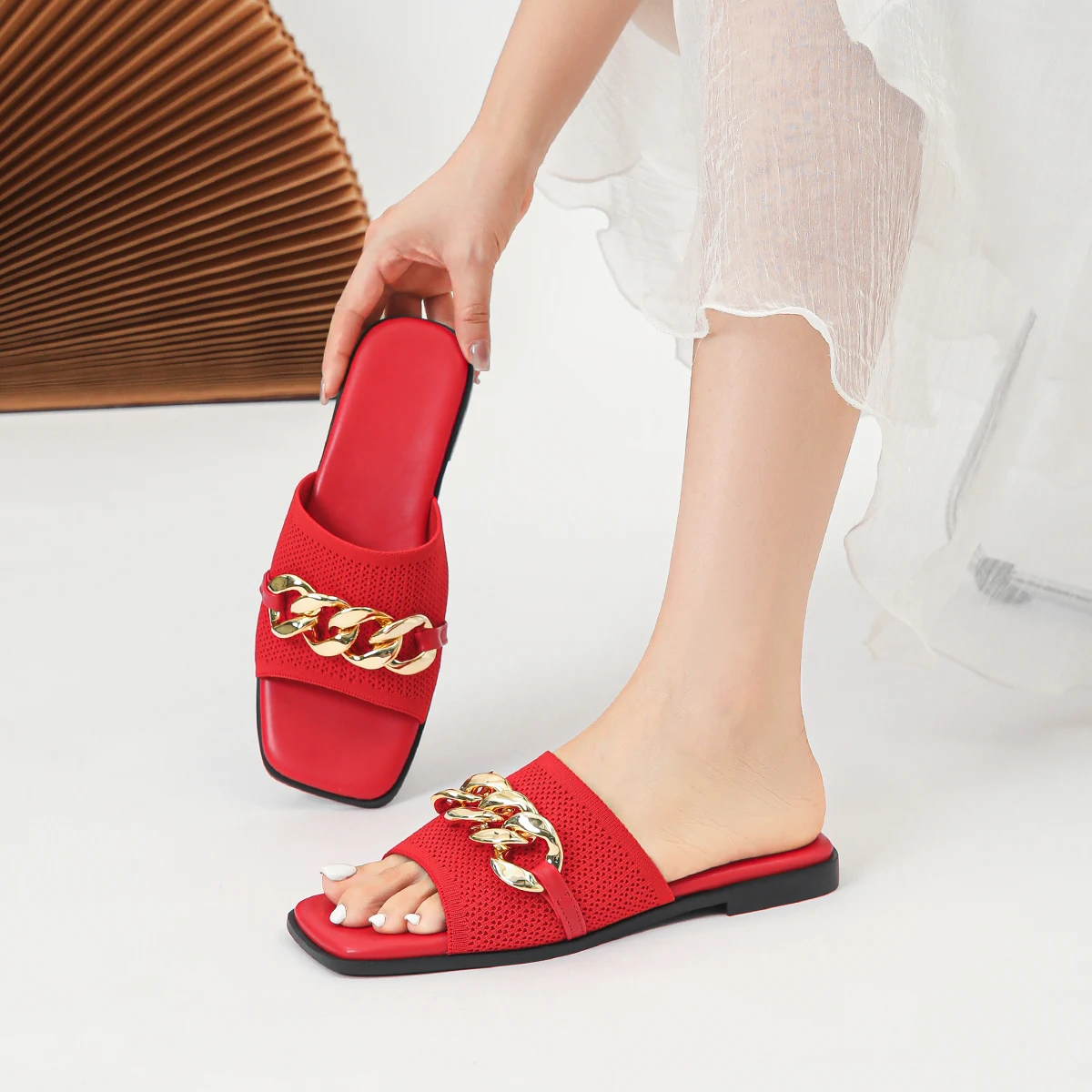 Женские плоские тапочки с модными железными цепочками Удобная нескользящая