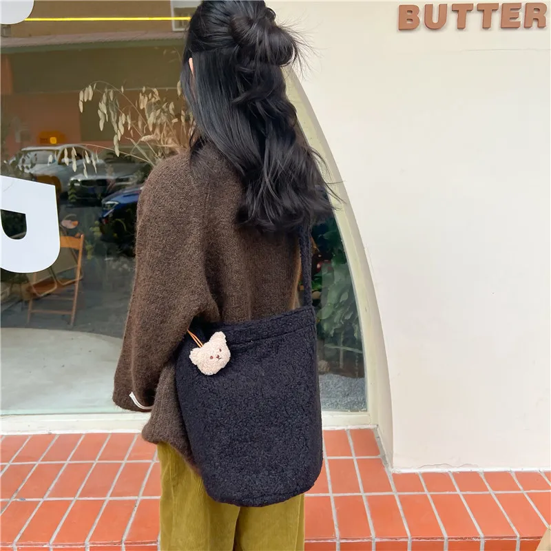 Сумка на плечо плюшевая однотонная повседневная сумочка из искусственной