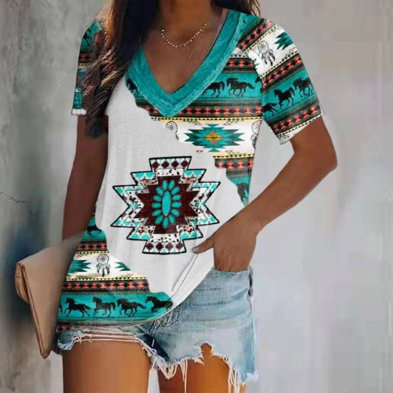 

Женская футболка с коротким рукавом, V-образным вырезом и графическим принтом