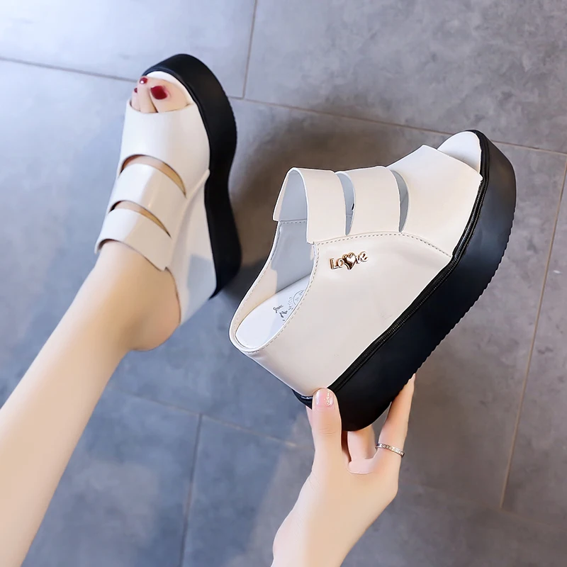 Женская обувь 2024 тапочки на танкетке с резьбой каблуке повседневные пантофли