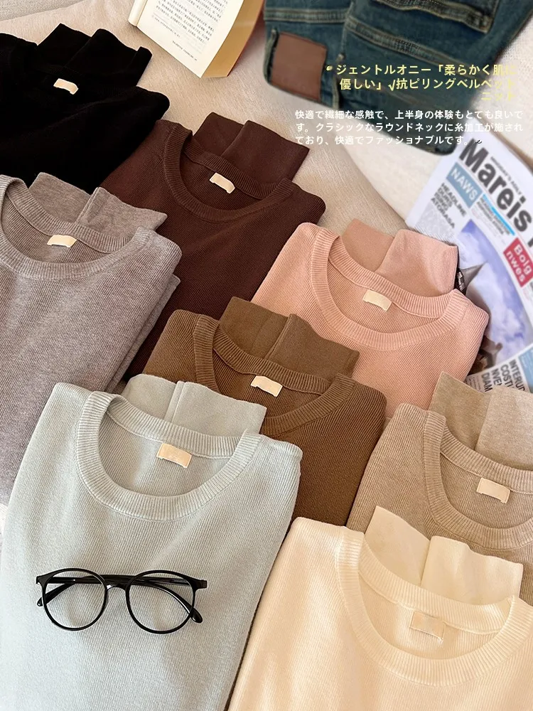 Облегающая трикотажная нижняя рубашка с круглым вырезом и длинными рукавами.