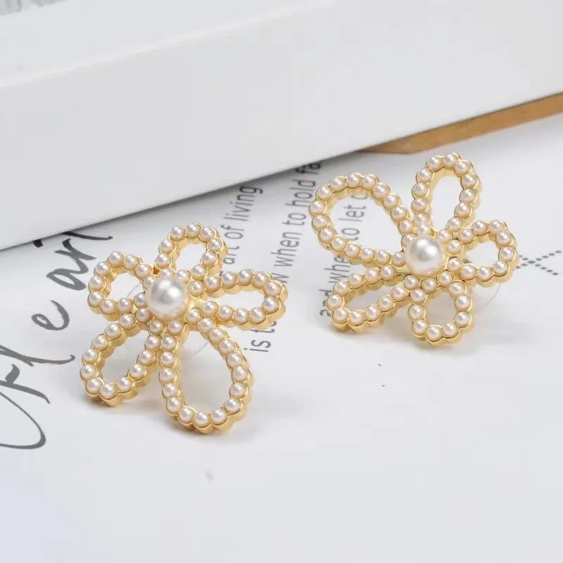 Flower Shape Women Pearl Earrings Simple Temperament Ear Studs Cold Wind Lady Luxury Ear Accessories Daily Jewelry Girls Gifts