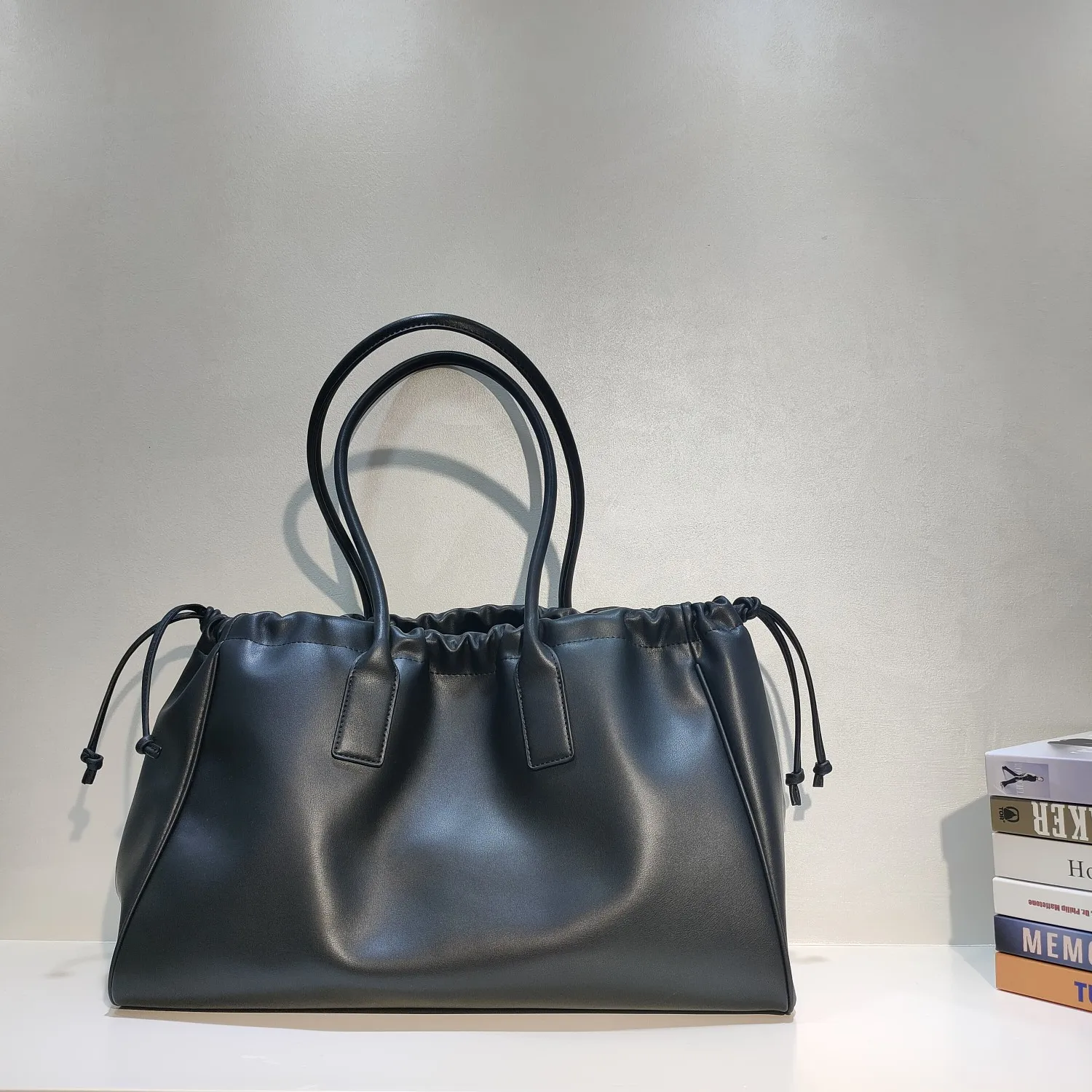 

2022 Simple Fashion New Leather Drawstring Ladies Tote Bag Designer One Shoulder Portable Triumph Shopping Bag Gift