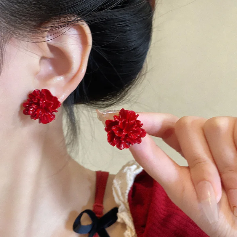 Женские акриловые серьги-гвоздики с белым и красным цветком
