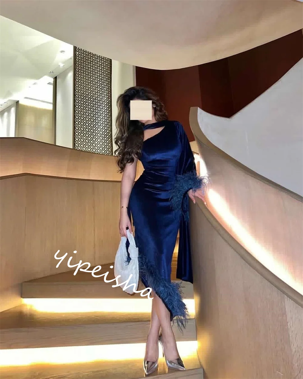 Вечернее платье из джерси с перьями выпускное трапециевидное на одно плечо заказ