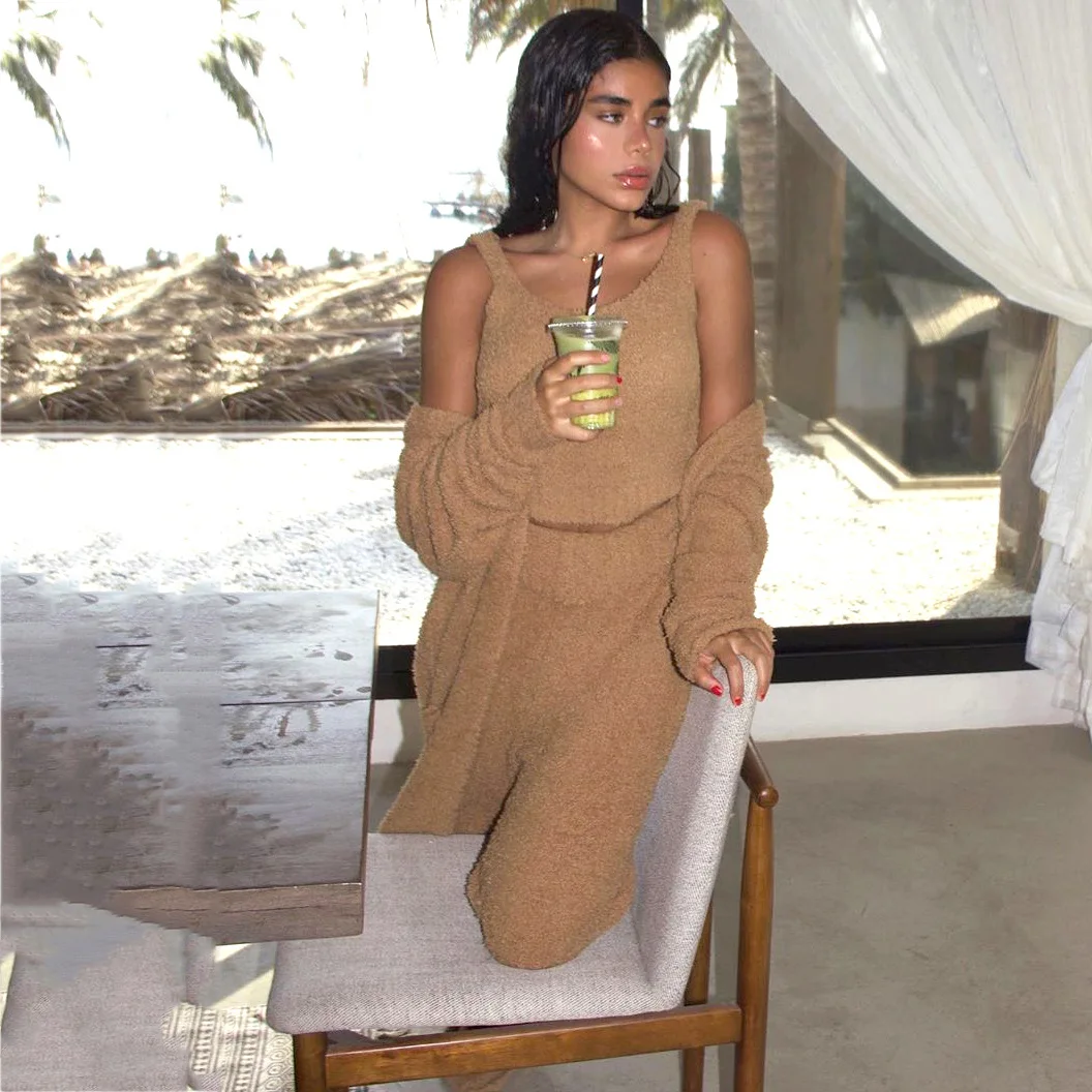 

Женский комплект из двух предметов, укороченный топ без рукавов и брюки из искусственного меха с V-образным вырезом и брюки с эластичным поя...