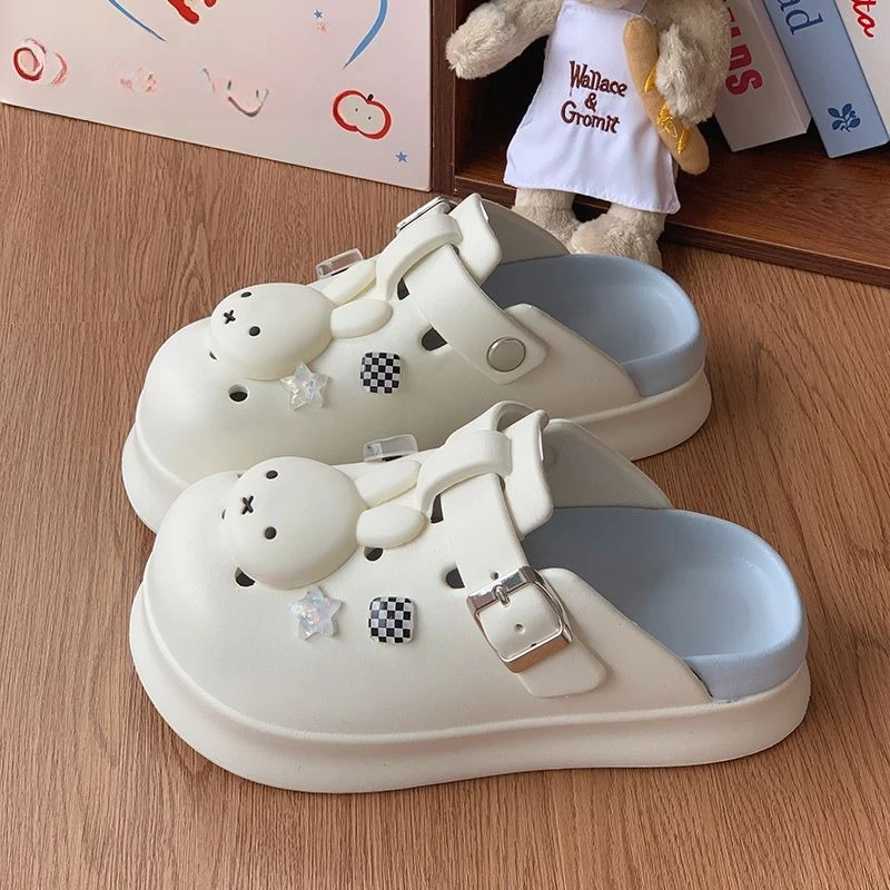 Фото Мультяшные кроксы Kawaii Miffy с толстой подошвой для улицы, дышащие, нескользящие, с закрытым носком, полутапочки для прогулок, новая модная модель, стильный дизайн №5