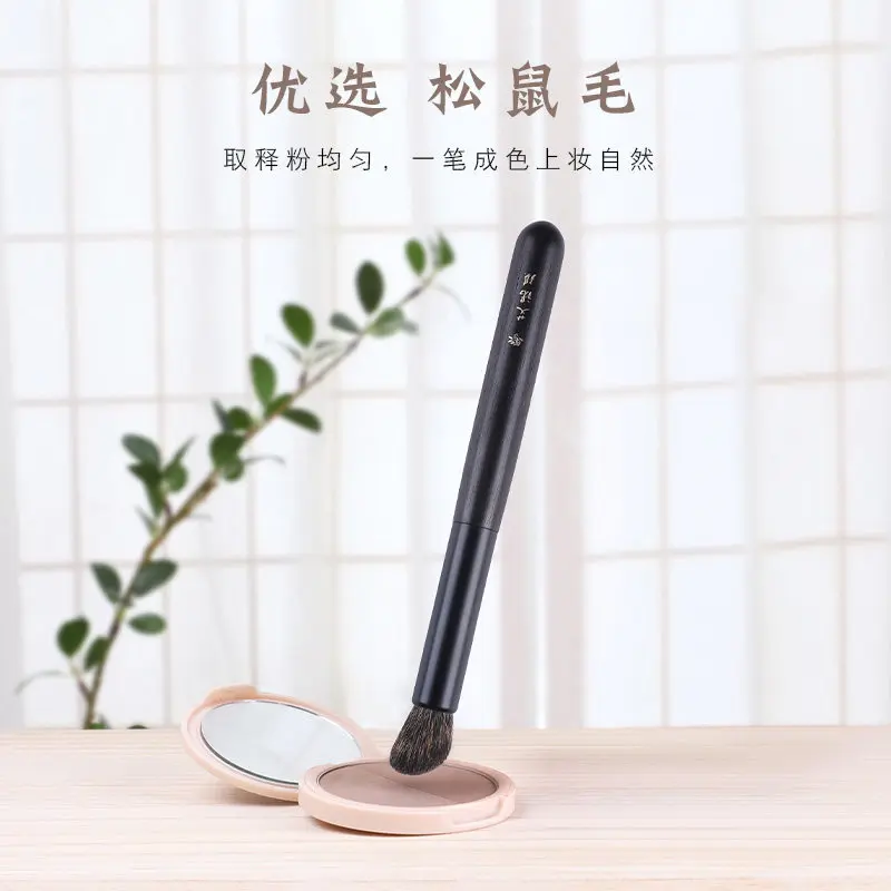 Фото Кисть для макияжа ENERGY/Ainoki Moon Shadow S302, скошенная круглая, для контуринга носа, из ворса белки, для растушевки, из натурального ворса животных. №2
