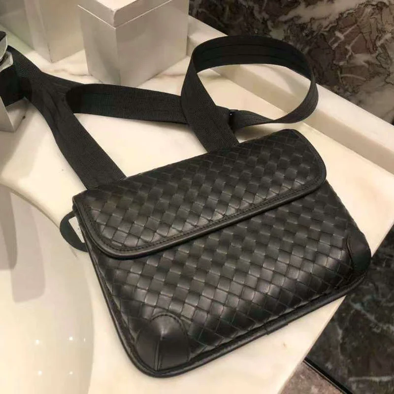 

2022 Chest Bag Men's Genuine Leather Woven Messenger Women's Small Bag Multifunctional Simple Tan Purses Bag Couple Postman Bags