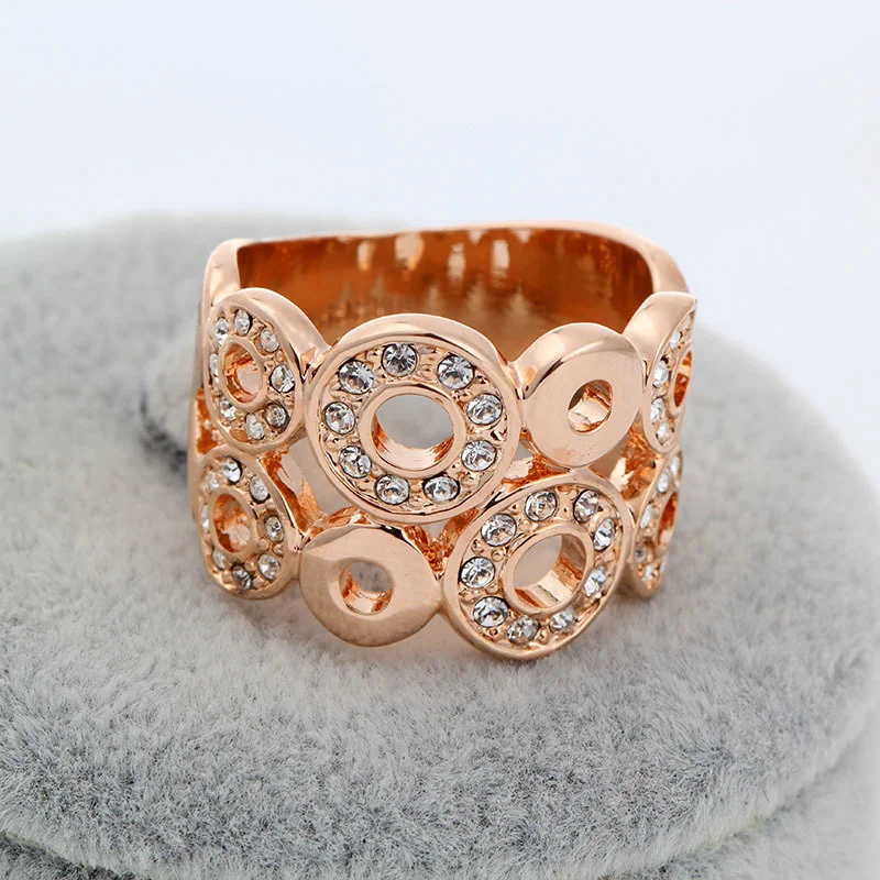 Кольцо женское розовое золото с несколькими вырезами круглые фианитами | Кольца
