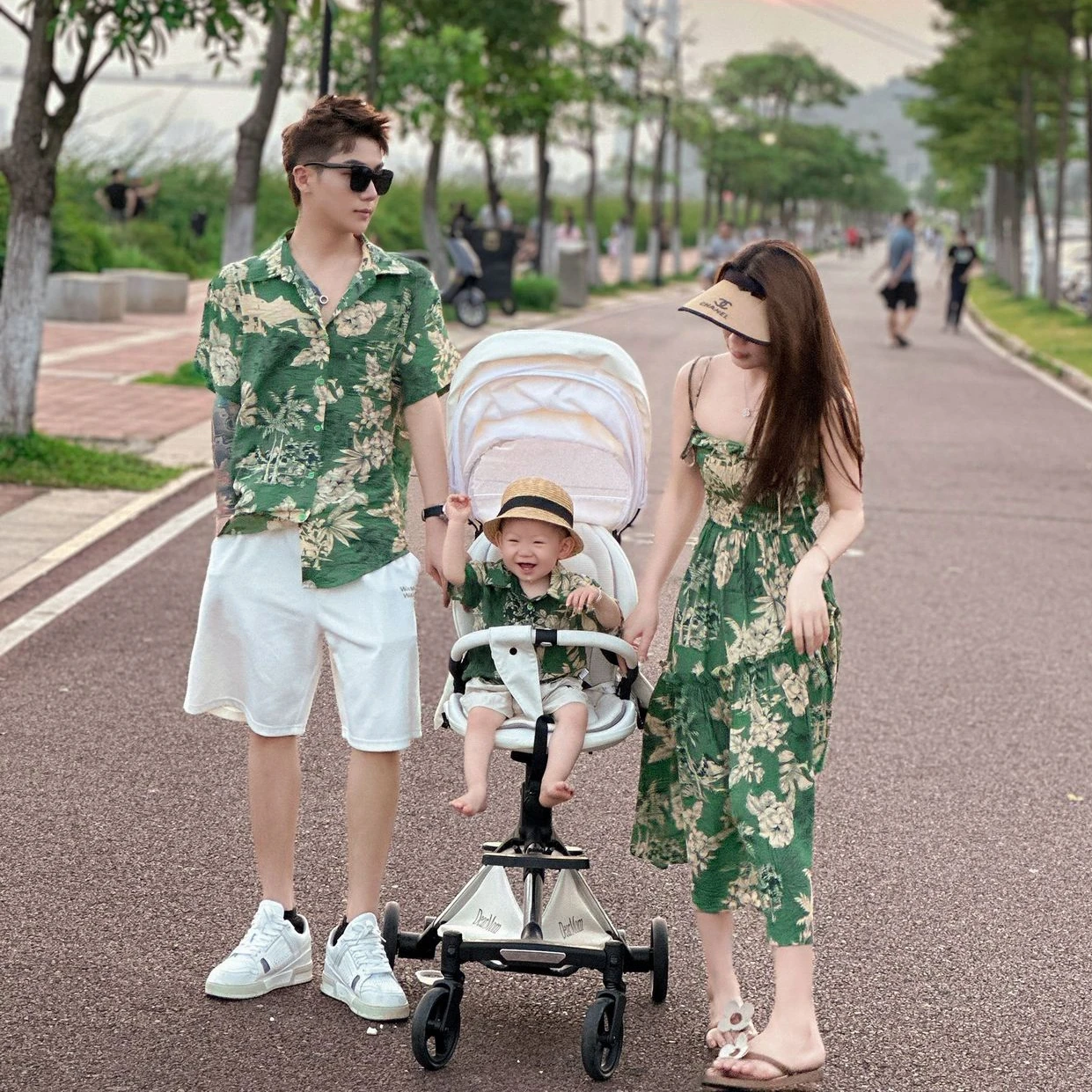 

Vacation Look Family Clothing Mom and Daughter Resort One Piece Dress Daddy and Me Father Son Matching Shirts Couple Look Beach