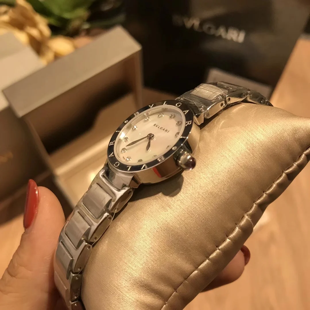 Женские часы в стиле Bvlgari кварцевые изысканные и сдержанные |