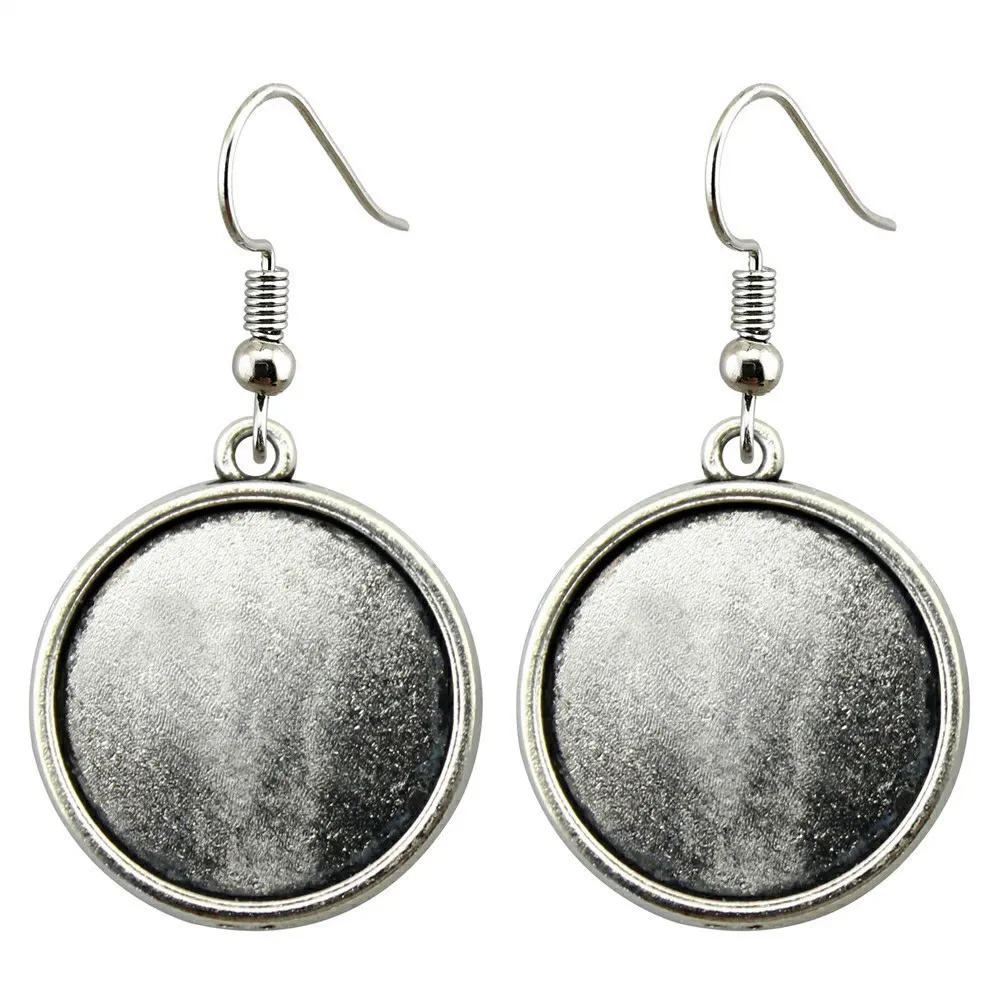 Круглые односторонние серьги в классическом стиле с камеей и кабошоном