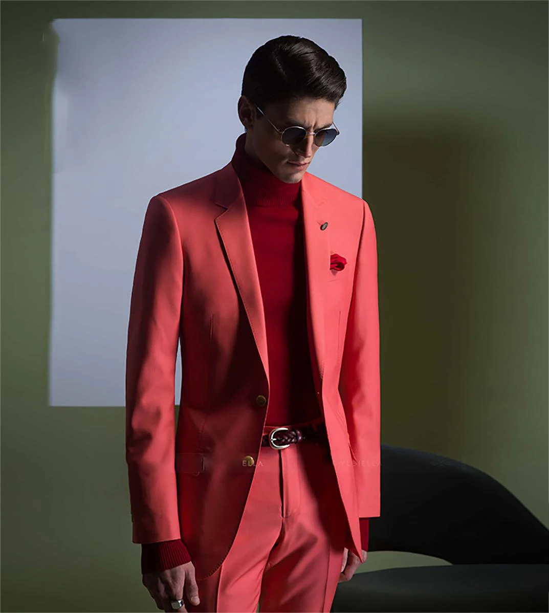 Рисунок 3 - Однотонные свадебные костюмы для