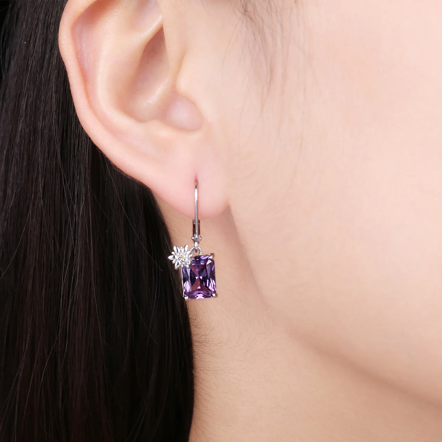 Новое поступление серебряные серьги-подвески с александритовым сапфиром карата